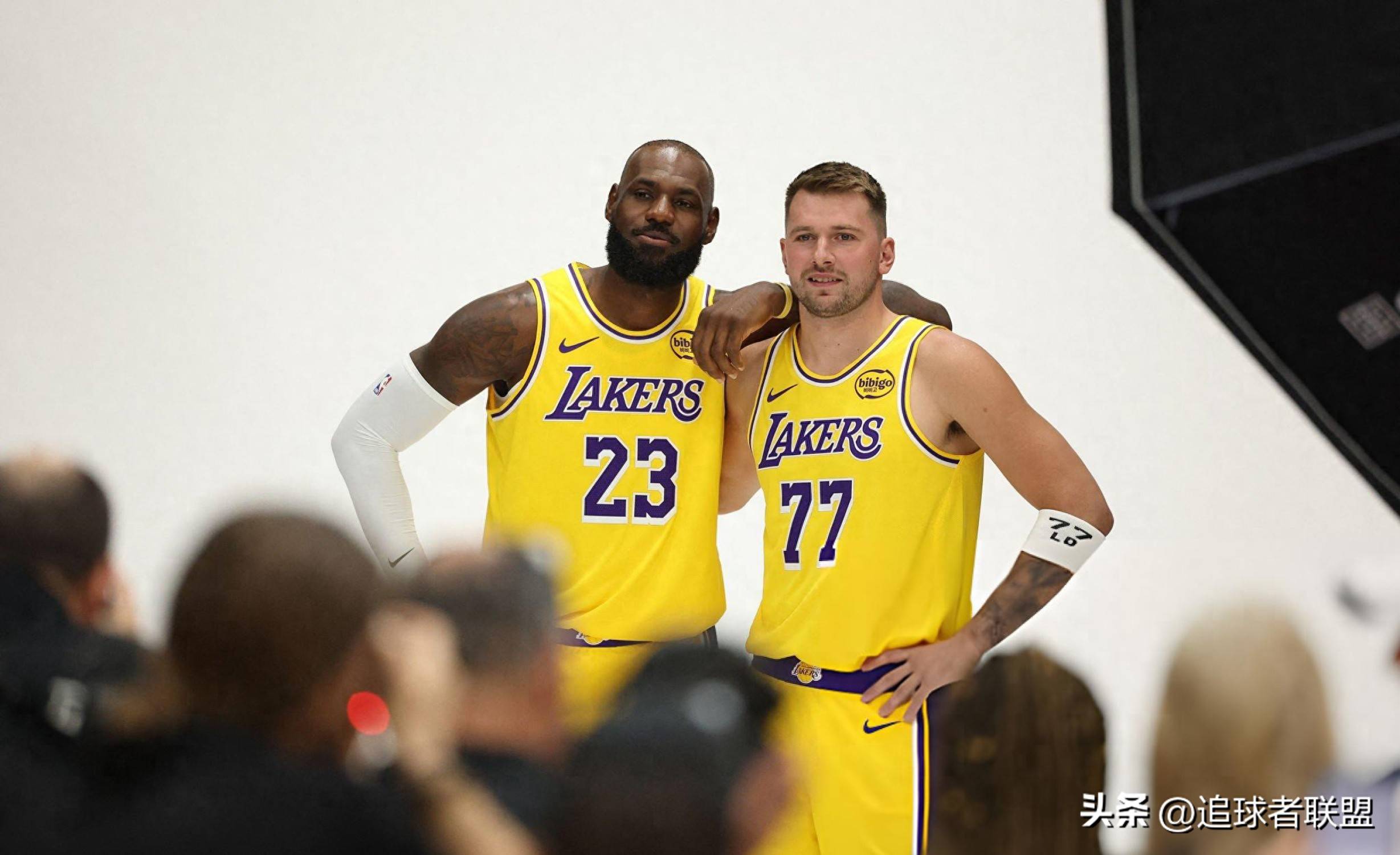 包含曝詹姆斯计划18日与湖人合练最快19日复出的词条