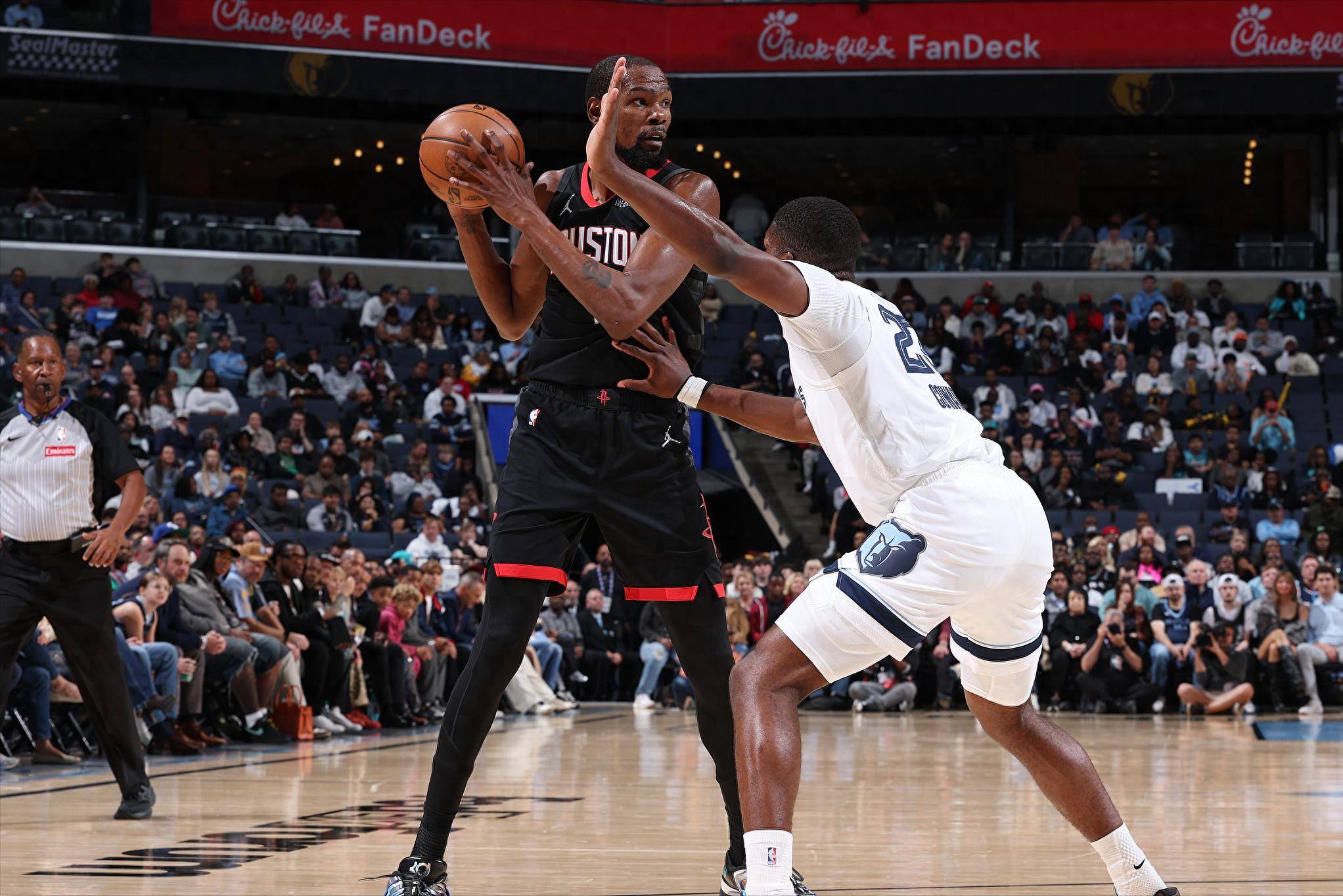 NBA常规赛火箭主场135-112大胜奇才杜兰特23分申京16+13的简单介绍