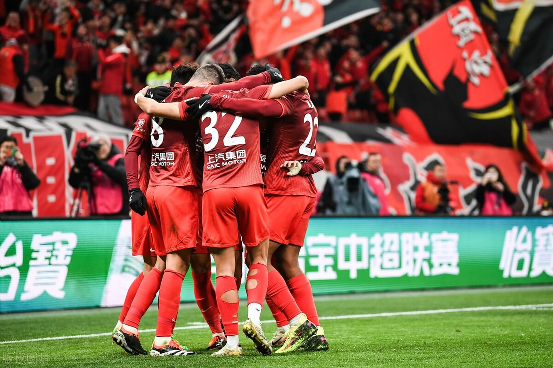 中超上海海港3-0大连英博李新翔传射建功张琳芃破门的简单介绍