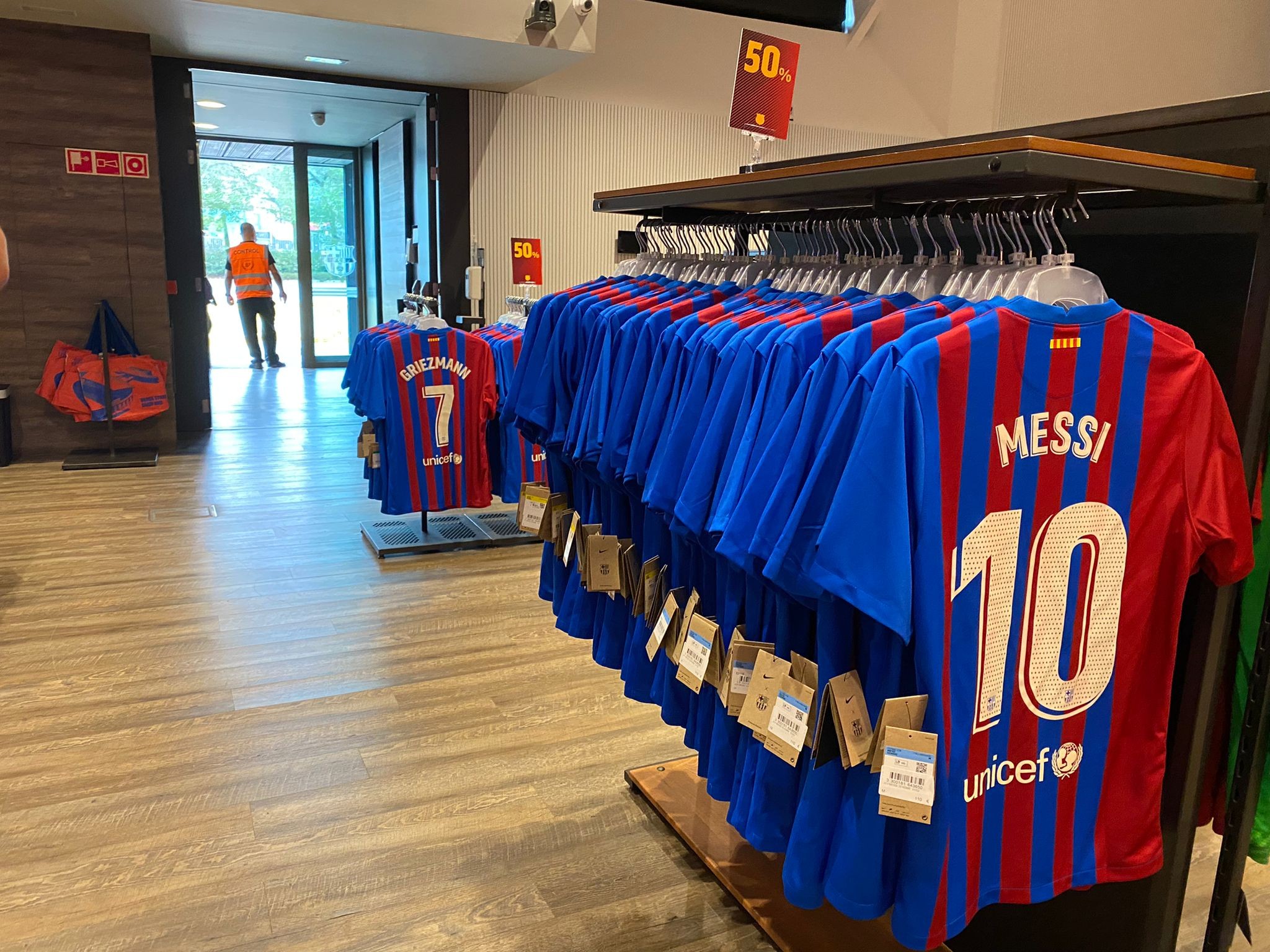 伊萨克球衣销量急剧下降照片被移出商店的简单介绍 伊萨克球衣销量急剧下降照片被移出商店的简单介绍