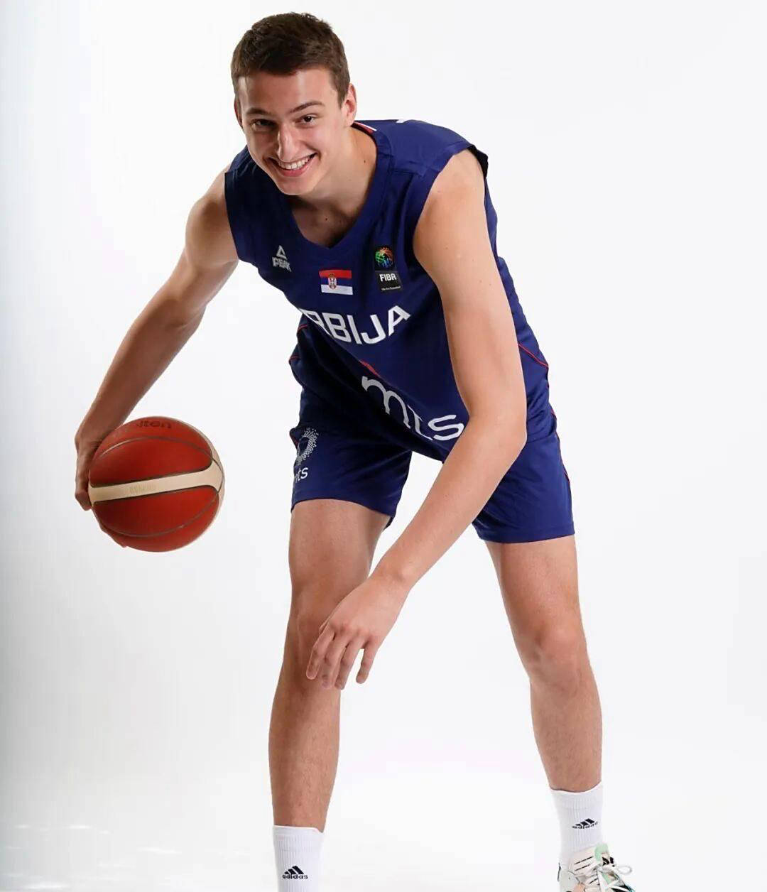 约维奇曾提议续约两年且年薪要求不高但AC米兰没同意的简单介绍 约维奇曾提议续约两年且年薪要求不高但AC米兰没同意的简单介绍