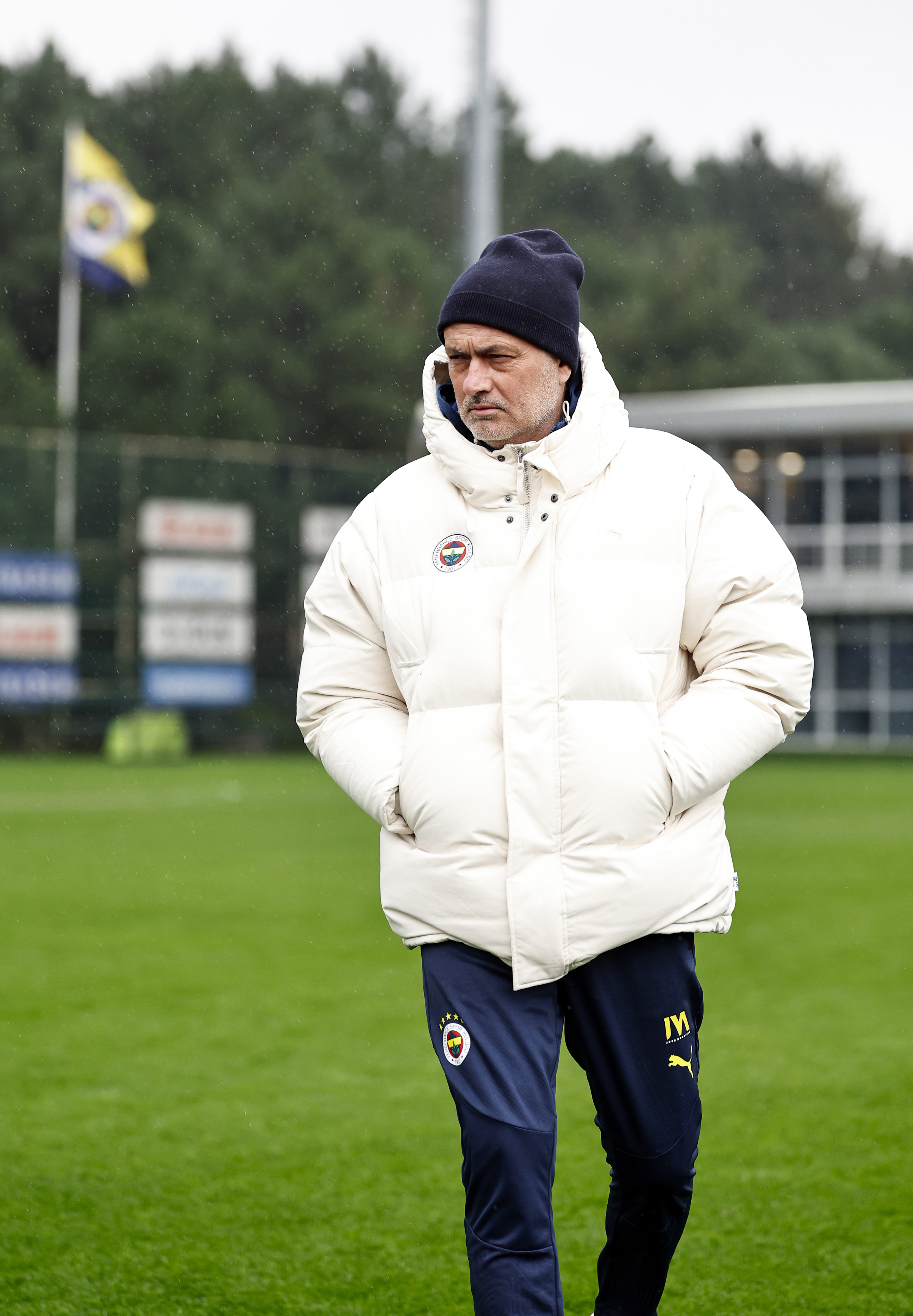 穆里尼奥离开土耳其神情严肃拒谈解雇细节的简单介绍