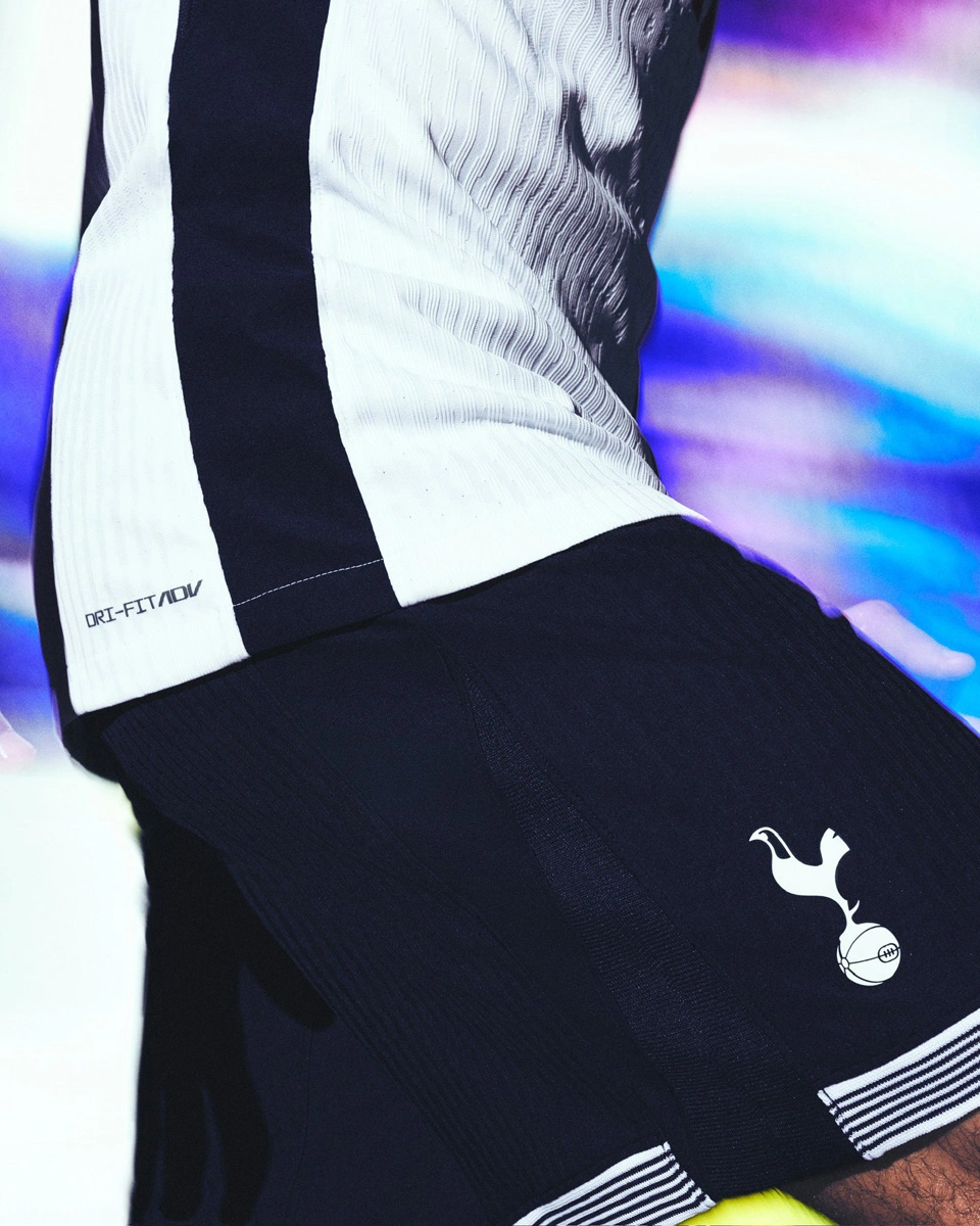 包含热刺新赛季主场球衣发布延续上赛季的设计的词条