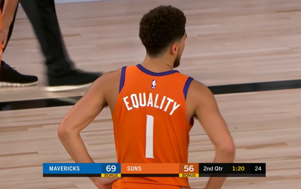 格林伍德与明斯爆发冲突球衣被撕扯的简单介绍