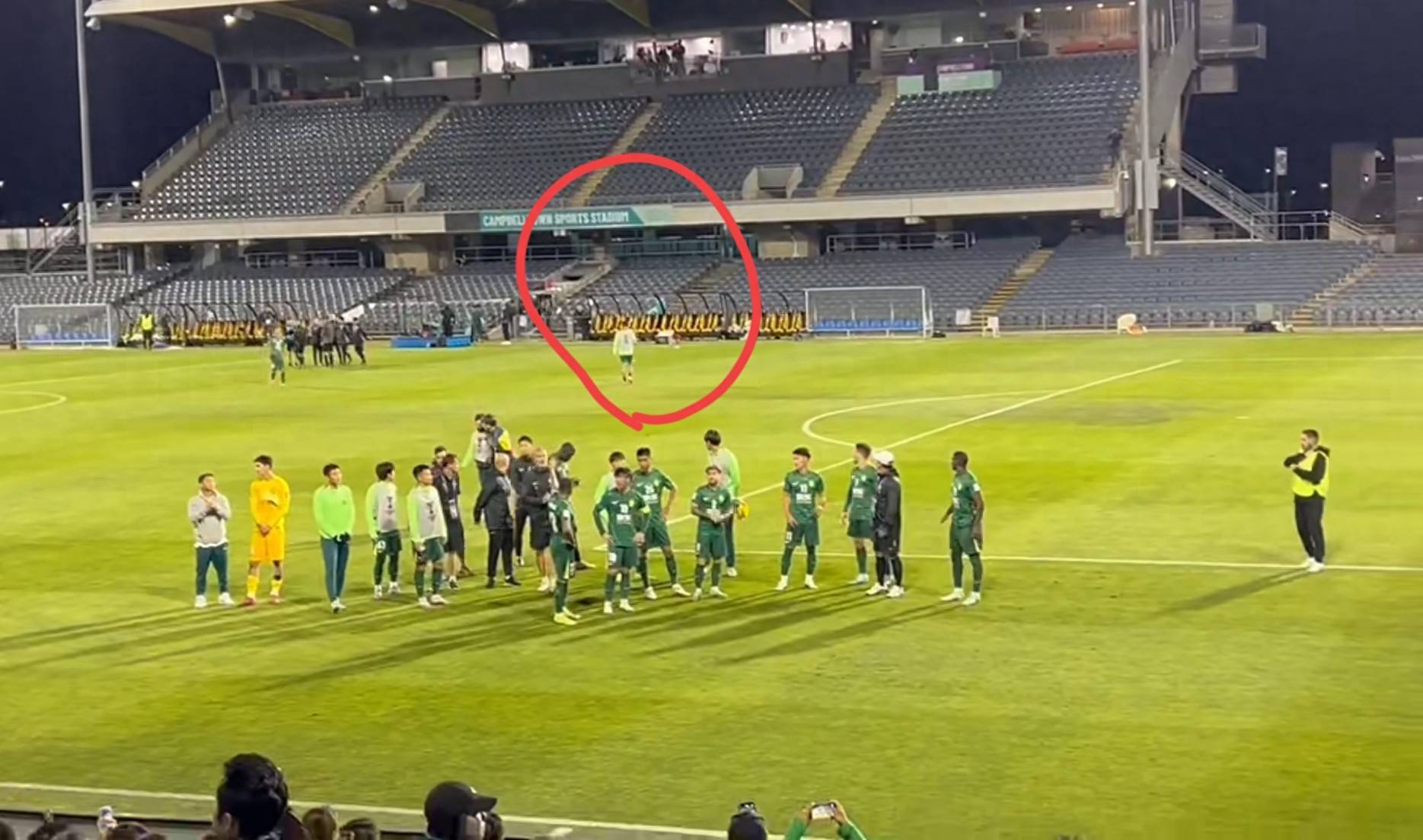 蓉城球迷为国安远征军送美食现场国安球迷超1000人的简单介绍