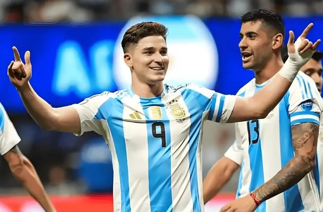 关于阿根廷男足国家队在西班牙训练吸引两万多名观众的信息