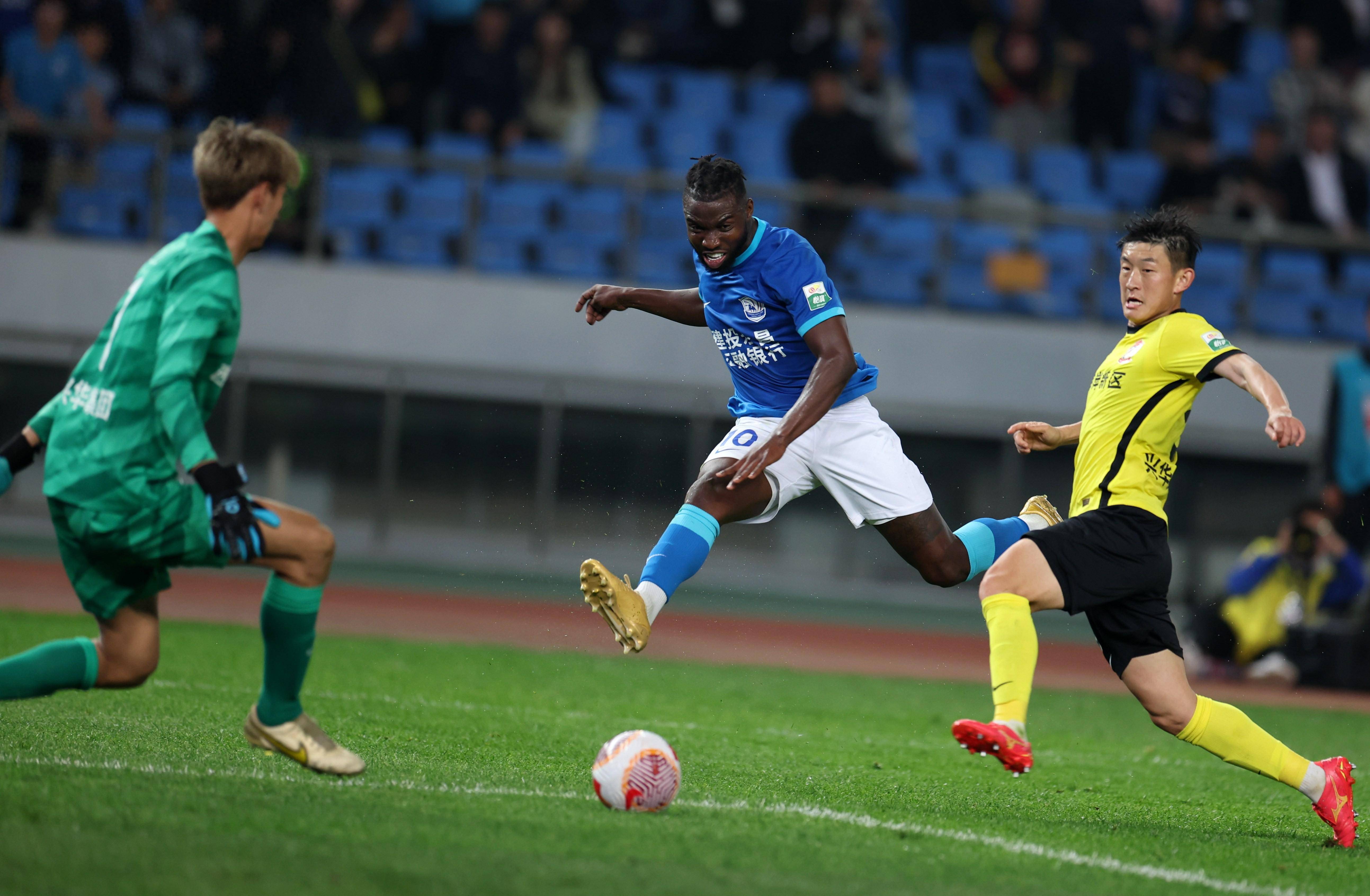 中超青岛西海岸1-3北京国安法比奥梅开二度张稀哲助攻双响的简单介绍 中超青岛西海岸1-3北京国安法比奥梅开二度张稀哲助攻双响的简单介绍