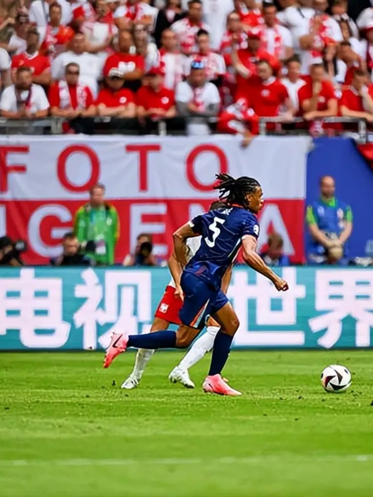 包含世预赛芬兰2-1波兰波兰丢榜首的词条