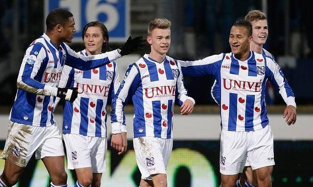 包含荷甲：海伦芬VS阿尔克马尔的词条