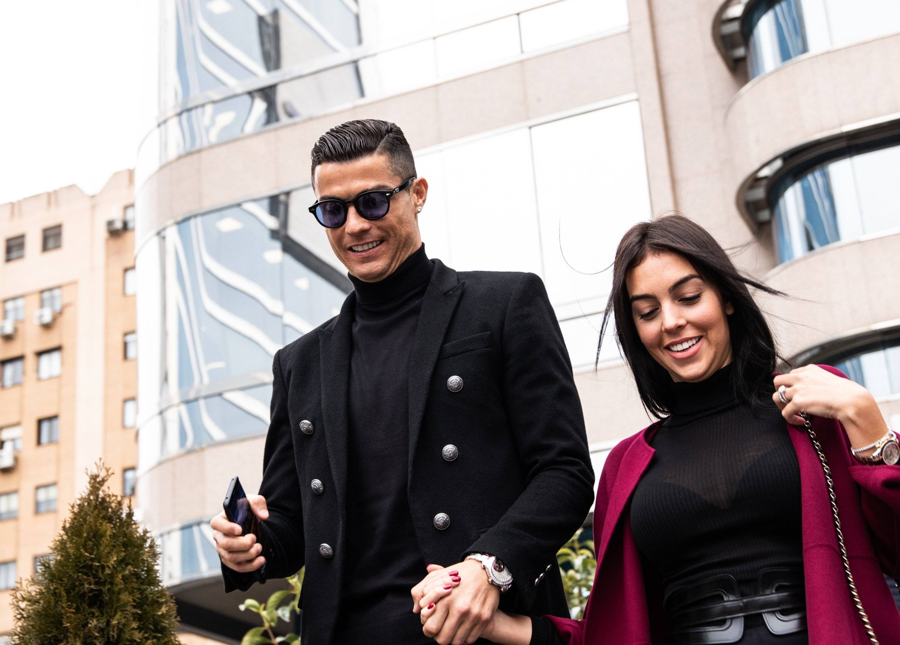 C罗求婚乔治娜成功两人已相恋9年两人已有两个孩子的简单介绍 第2张 C罗求婚乔治娜成功两人已相恋9年两人已有两个孩子的简单介绍 第2张