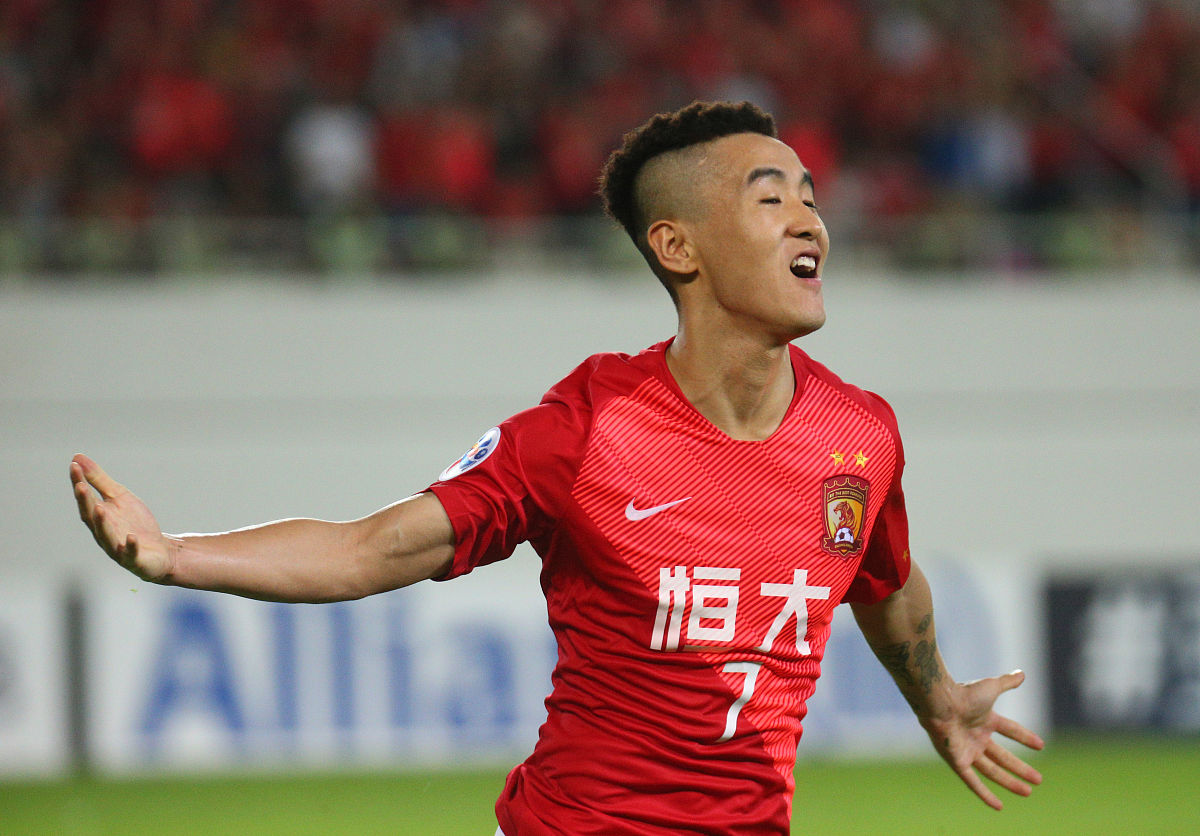 成都球迷举起球衣声援韦世豪韦世豪本轮停赛的简单介绍