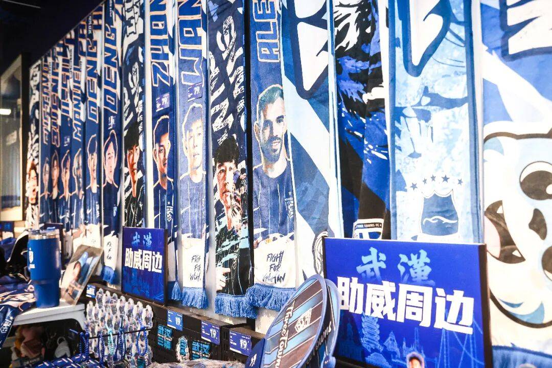 武汉三镇球员缅怀离世球迷手持球迷会员编号的简单介绍  第2张